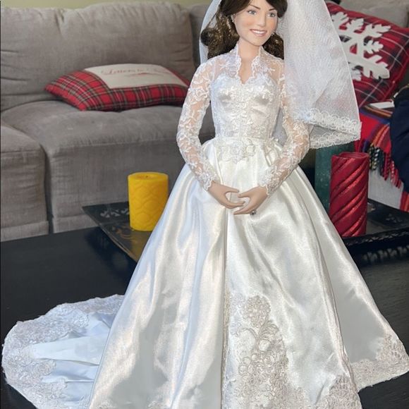 Danbury Mint Kate Middleton Porcelain Royal Bride Doll Commemorative Edition - Picture 12 of 16